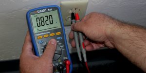 How to use a multimeter to test an outlet