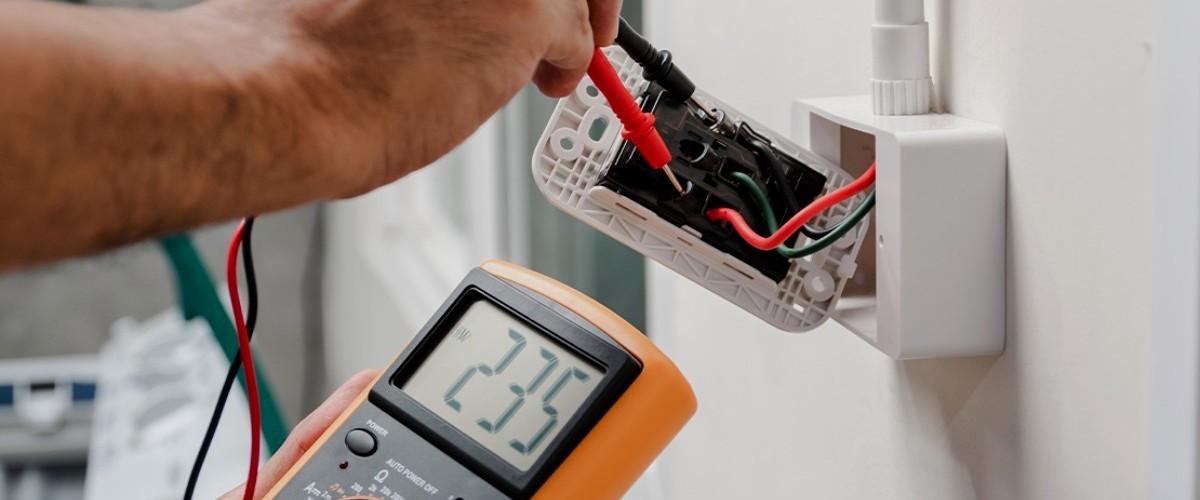 Using a multimeter to test an outlet